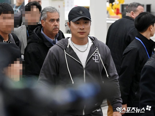 미국 메이저리그(MLB) 애틀랜타 브레이브스는 6일 구단 공식 SNS에 김하성과의 인터뷰 영상을 공개했다. 이날 인터뷰는 애틀랜타 경기를 중계하는 '브레이브스 라디오 네트워크'의 스포츠캐스터 벤 잉그램이 진행했다. 김하성은 최근 빙판길 부상에 대해 '오프시즌 때 열심히 준비했다. 부상이 있어서 올해는 부상 없이 치르고 싶어서 노력했는데 안타깝게 다쳐서 기분이 좋진 않다'고 털어놓았다. 엑스포츠뉴스DB