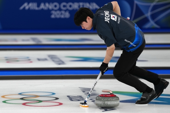 김선영(강릉시청)-정영석(강원도청)으로 이뤄진 한국 컬링 믹스더블 팀은 7일(한국시간) 이탈리아 코르티나담페초의 코르티나 컬링 올림픽 스타디움에서 열린 2026 밀라노·코르티나담페초 동계올림픽 예선 5차전에서 체코에 4-9로 완패했다. 한국은 이번 대회 초반 5경기를 모두 졌다. 김선영-정영석 조는 개막 이틀 전인 지난 5일 열린 스웨덴과의 첫 경기에서 3-10으로 크게 패했다. 이어 다음 날 열린 이탈리아전, 스위스전에서 각각 4-8, 5-8로 패했다. 영국과의 4차전에선 힘 한 번 쓰지 못하고 2-8로 무너졌다. 체코에도 지면서 한국은 조기탈락이 가시화되고 있다. 연합뉴스