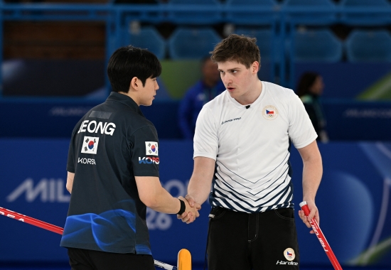 김선영(강릉시청)-정영석(강원도청)으로 이뤄진 한국 컬링 믹스더블 팀은 7일(한국시간) 이탈리아 코르티나담페초의 코르티나 컬링 올림픽 스타디움에서 열린 2026 밀라노·코르티나담페초 동계올림픽 예선 5차전에서 체코에 4-9로 완패했다. 한국은 이번 대회 초반 5경기를 모두 졌다. 김선영-정영석 조는 개막 이틀 전인 지난 5일 열린 스웨덴과의 첫 경기에서 3-10으로 크게 패했다. 이어 다음 날 열린 이탈리아전, 스위스전에서 각각 4-8, 5-8로 패했다. 영국과의 4차전에선 힘 한 번 쓰지 못하고 2-8로 무너졌다. 체코에도 지면서 한국은 조기탈락이 가시화되고 있다. 연합뉴스