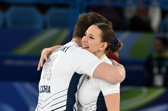 김선영(강릉시청)-정영석(강원도청)으로 이뤄진 한국 컬링 믹스더블 팀은 7일(한국시간) 이탈리아 코르티나담페초의 코르티나 컬링 올림픽 스타디움에서 열린 2026 밀라노·코르티나담페초 동계올림픽 예선 5차전에서 체코에 4-9로 완패했다. 한국은 이번 대회 초반 5경기를 모두 졌다. 김선영-정영석 조는 개막 이틀 전인 지난 5일 열린 스웨덴과의 첫 경기에서 3-10으로 크게 패했다. 이어 다음 날 열린 이탈리아전, 스위스전에서 각각 4-8, 5-8로 패했다. 영국과의 4차전에선 힘 한 번 쓰지 못하고 2-8로 무너졌다. 체코에도 지면서 한국은 조기탈락이 가시화되고 있다. 연합뉴스