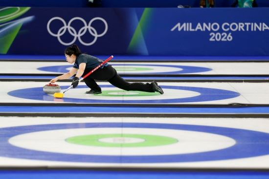 김선영(강릉시청)-정영석(강원도청)으로 이뤄진 한국 컬링 믹스더블 팀은 7일(한국시간) 이탈리아 코르티나담페초의 코르티나 컬링 올림픽 스타디움에서 열린 2026 밀라노·코르티나담페초 동계올림픽 예선 5차전에서 체코에 4-9로 완패했다. 한국은 이번 대회 초반 5경기를 모두 졌다. 김선영-정영석 조는 개막 이틀 전인 지난 5일 열린 스웨덴과의 첫 경기에서 3-10으로 크게 패했다. 이어 다음 날 열린 이탈리아전, 스위스전에서 각각 4-8, 5-8로 패했다. 영국과의 4차전에선 힘 한 번 쓰지 못하고 2-8로 무너졌다. 체코에도 지면서 한국은 조기탈락이 가시화되고 있다. 연합뉴스
