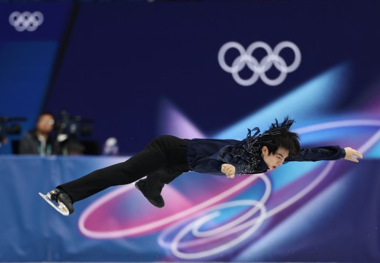 차준환(서울시청)이 자신의 세 번째 올림픽 첫 연기를 마쳤다. 어려운 점프 2개를 무난히 소화했다. 그런데 마지막 점프인 트리플 악셀을 소화하지 못해 해당 기술에서 0점을 받고 말았다. 본고사 앞두고 쓴 보약을 마셨다. 차준환은 8일 이탈리아 밀라노 아이스스케이팅 아레나에서 열린 2026 밀라노·코르티나 동계올림픽 피겨 단체전 남자 싱글 쇼트프로그램에서 기술점수(TES) 41.78점, 예술점수(PCS) 41.75점을 얻어 합계 83.53점을 받았다. 총 10명의 참가 선수 중 8위에 그쳤다. 차준환은 첫 점프 과제인 쿼드러플 살코, 이어지는 트리플 러츠-트리플 루프 콤비네이션 점프를 무난히 소화했으나 트리플 악셀을 1회전 처리했고, 규정에 따라 해당 과제에서 0점 수모를 당했다. 연합뉴스