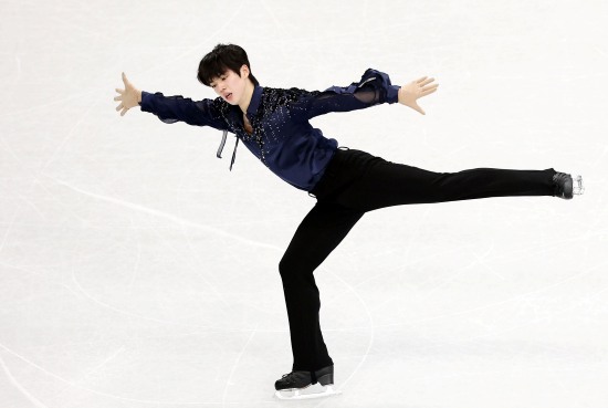 차준환(서울시청)이 자신의 세 번째 올림픽 첫 연기를 마쳤다. 어려운 점프 2개를 무난히 소화했다. 그런데 마지막 점프인 트리플 악셀을 소화하지 못해 해당 기술에서 0점을 받고 말았다. 본고사 앞두고 쓴 보약을 마셨다. 차준환은 8일 이탈리아 밀라노 아이스스케이팅 아레나에서 열린 2026 밀라노·코르티나 동계올림픽 피겨 단체전 남자 싱글 쇼트프로그램에서 기술점수(TES) 41.78점, 예술점수(PCS) 41.75점을 얻어 합계 83.53점을 받았다. 총 10명의 참가 선수 중 8위에 그쳤다. 차준환은 첫 점프 과제인 쿼드러플 살코, 이어지는 트리플 러츠-트리플 루프 콤비네이션 점프를 무난히 소화했으나 트리플 악셀을 1회전 처리했고, 규정에 따라 해당 과제에서 0점 수모를 당했다. 연합뉴스