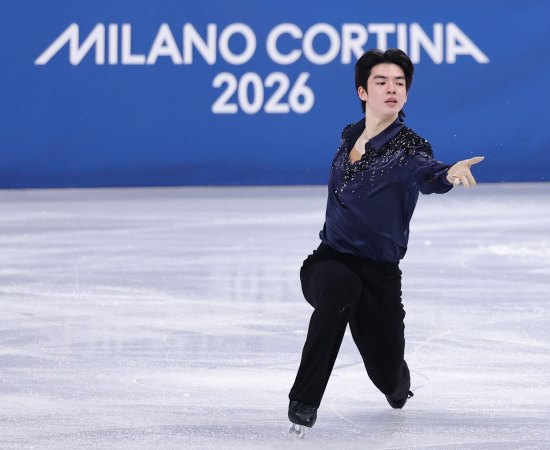 차준환(서울시청)이 자신의 세 번째 올림픽 첫 연기를 마쳤다. 어려운 점프 2개를 무난히 소화했다. 그런데 마지막 점프인 트리플 악셀을 소화하지 못해 해당 기술에서 0점을 받고 말았다. 본고사 앞두고 쓴 보약을 마셨다. 차준환은 8일 이탈리아 밀라노 아이스스케이팅 아레나에서 열린 2026 밀라노·코르티나 동계올림픽 피겨 단체전 남자 싱글 쇼트프로그램에서 기술점수(TES) 41.78점, 예술점수(PCS) 41.75점을 얻어 합계 83.53점을 받았다. 총 10명의 참가 선수 중 8위에 그쳤다. 차준환은 첫 점프 과제인 쿼드러플 살코, 이어지는 트리플 러츠-트리플 루프 콤비네이션 점프를 무난히 소화했으나 트리플 악셀을 1회전 처리했고, 규정에 따라 해당 과제에서 0점 수모를 당했다. 연합뉴스