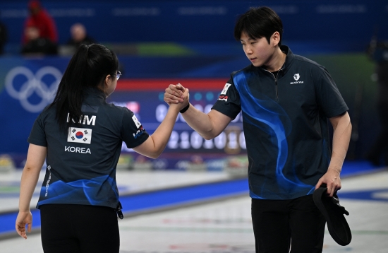 5연패 수렁에 빠졌던 컬링 믹스더블의 김선영(강릉시청)-정영석(강원도청) 조가 드디어 첫 승을 챙겼다. 그 것도 이번 대회 우승 후보로 꼽히던 대어 미국을 연장전 혈투 끝에 잡았다. 김선영은 승리 뒤 마음고생이 심했던 듯 울음을 터트렸다. 김선영-정영석 조는 8일 이탈리아 코르티나담페초의 코르티나 컬링 올림픽 스타디움에서 열린 2026 밀라노·코르티나담페초 동계올림픽 라운드로빈(예선)에서 코리 티시-코리 드롭킨(미국) 조와의 6차전에서 8엔드까지 5-5로 맞선 뒤 연장전에서 한 점을 따내 6-5로 이겼다. 한국은 1승5패로 여전히 10개 팀 중 최하위에 머물렀으나 이번 대회 전패 위기감에서 벗어나 남은 3경기를 홀가분하게 치를 수 있게 됐다. 연합뉴스