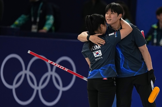 5연패 수렁에 빠졌던 컬링 믹스더블의 김선영(강릉시청)-정영석(강원도청) 조가 드디어 첫 승을 챙겼다. 그 것도 이번 대회 우승 후보로 꼽히던 대어 미국을 연장전 혈투 끝에 잡았다. 김선영은 승리 뒤 마음고생이 심했던 듯 울음을 터트렸다. 김선영-정영석 조는 8일 이탈리아 코르티나담페초의 코르티나 컬링 올림픽 스타디움에서 열린 2026 밀라노·코르티나담페초 동계올림픽 라운드로빈(예선)에서 코리 티시-코리 드롭킨(미국) 조와의 6차전에서 8엔드까지 5-5로 맞선 뒤 연장전에서 한 점을 따내 6-5로 이겼다. 한국은 1승5패로 여전히 10개 팀 중 최하위에 머물렀으나 이번 대회 전패 위기감에서 벗어나 남은 3경기를 홀가분하게 치를 수 있게 됐다. 연합뉴스