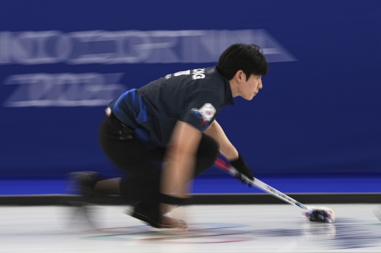 5연패 수렁에 빠졌던 컬링 믹스더블의 김선영(강릉시청)-정영석(강원도청) 조가 드디어 첫 승을 챙겼다. 그 것도 이번 대회 우승 후보로 꼽히던 대어 미국을 연장전 혈투 끝에 잡았다. 김선영은 승리 뒤 마음고생이 심했던 듯 울음을 터트렸다. 김선영-정영석 조는 8일 이탈리아 코르티나담페초의 코르티나 컬링 올림픽 스타디움에서 열린 2026 밀라노·코르티나담페초 동계올림픽 라운드로빈(예선)에서 코리 티시-코리 드롭킨(미국) 조와의 6차전에서 8엔드까지 5-5로 맞선 뒤 연장전에서 한 점을 따내 6-5로 이겼다. 한국은 1승5패로 여전히 10개 팀 중 최하위에 머물렀으나 이번 대회 전패 위기감에서 벗어나 남은 3경기를 홀가분하게 치를 수 있게 됐다. 연합뉴스