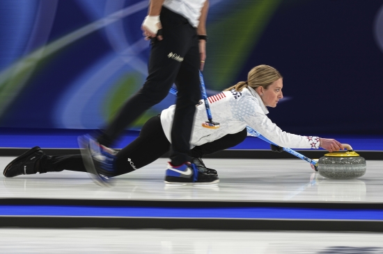 5연패 수렁에 빠졌던 컬링 믹스더블의 김선영(강릉시청)-정영석(강원도청) 조가 드디어 첫 승을 챙겼다. 그 것도 이번 대회 우승 후보로 꼽히던 대어 미국을 연장전 혈투 끝에 잡았다. 김선영은 승리 뒤 마음고생이 심했던 듯 울음을 터트렸다. 김선영-정영석 조는 8일 이탈리아 코르티나담페초의 코르티나 컬링 올림픽 스타디움에서 열린 2026 밀라노·코르티나담페초 동계올림픽 라운드로빈(예선)에서 코리 티시-코리 드롭킨(미국) 조와의 6차전에서 8엔드까지 5-5로 맞선 뒤 연장전에서 한 점을 따내 6-5로 이겼다. 한국은 1승5패로 여전히 10개 팀 중 최하위에 머물렀으나 이번 대회 전패 위기감에서 벗어나 남은 3경기를 홀가분하게 치를 수 있게 됐다. 연합뉴스