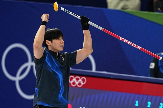 5연패 수렁에 빠졌던 컬링 믹스더블의 김선영(강릉시청)-정영석(강원도청) 조가 드디어 첫 승을 챙겼다. 그 것도 이번 대회 우승 후보로 꼽히던 대어 미국을 연장전 혈투 끝에 잡았다. 김선영은 승리 뒤 마음고생이 심했던 듯 울음을 터트렸다. 김선영-정영석 조는 8일 이탈리아 코르티나담페초의 코르티나 컬링 올림픽 스타디움에서 열린 2026 밀라노·코르티나담페초 동계올림픽 라운드로빈(예선)에서 코리 티시-코리 드롭킨(미국) 조와의 6차전에서 8엔드까지 5-5로 맞선 뒤 연장전에서 한 점을 따내 6-5로 이겼다. 한국은 1승5패로 여전히 10개 팀 중 최하위에 머물렀으나 이번 대회 전패 위기감에서 벗어나 남은 3경기를 홀가분하게 치를 수 있게 됐다. 연합뉴스