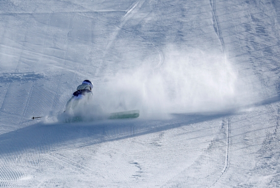 두 강대국, 미국과 중국을 넘나드는 스타로 이름이 높은 2022 베이징 동계올림픽 프리스타일 스키 2관왕 구아이링(중국)이 2026 밀라노·코르티나담페초 대회 첫 경기에서 고전 끝에 결승 진출에 성공한 가운데 중국에선 여전히 그에 대한 반감이 적지 않은 것으로 드러났다. 그가 1차 시기에서 시작하자마자 넘어져 0점에 가까운 점수를 받자 중국에선 오히려 반기는 목소리도 있었다는 매체가 등장했다. 소후닷컴은 '구아이링이 첫 장애물에서 넘어지자 꼴 좋다는 반응이 있었다'며 중국에 오지도 않는 구아이링에 대해 반감 갖는 중국인들이 적지 않음을 시사했다. 연합뉴스