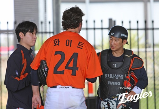 한화 포수 최재훈은 8일 오전 호주 멜버른 스프링캠프 수비 훈련 도중 홈 송구를 받는 과정에서 오른손 타박상을 입었다. 현지 병원 엑스레이 검진 결과 오른쪽 4번 손가락(약지) 골절 소견이 나왔다. 한화는 물론 대표팀 역시 갑작스러운 변수와 마주하게 됐다. 불과 며칠 전까지만 해도 최재훈은 멜버른 캠프에서 취재진과 만나면 '대표팀에서 주전이 아니더라도 뒤에서 받쳐주는 역할을 잘하고 싶다'며 '좋은 동료들과 함께하면서 더 성장하고 싶고, 무엇보다 한국이 약하다는 말을 듣지 않도록 '한국은 무섭다'는 이야기를 들을 수 있는 한 해가 됐으면 한다'라고 WBC 대회 각오를 다졌다. 캠프 훈련에서 예상하지 못한 충격적인 골절상에 최재훈의 WBC 합류는 불투명해졌다. 한화 이글스