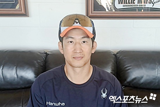 한화 포수 최재훈은 8일 오전 호주 멜버른 스프링캠프 수비 훈련 도중 홈 송구를 받는 과정에서 오른손 타박상을 입었다. 현지 병원 엑스레이 검진 결과 오른쪽 4번 손가락(약지) 골절 소견이 나왔다. 한화는 물론 대표팀 역시 갑작스러운 변수와 마주하게 됐다. 불과 며칠 전까지만 해도 최재훈은 멜버른 캠프에서 취재진과 만나면 '대표팀에서 주전이 아니더라도 뒤에서 받쳐주는 역할을 잘하고 싶다'며 '좋은 동료들과 함께하면서 더 성장하고 싶고, 무엇보다 한국이 약하다는 말을 듣지 않도록 '한국은 무섭다'는 이야기를 들을 수 있는 한 해가 됐으면 한다'라고 WBC 대회 각오를 다졌다. 캠프 훈련에서 예상하지 못한 충격적인 골절상에 최재훈의 WBC 합류는 불투명해졌다. 멜버른, 김근한 기자