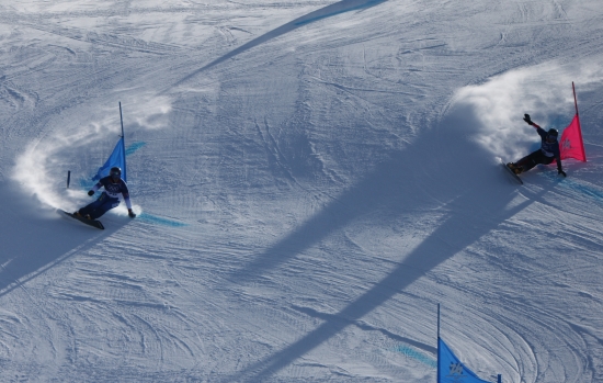 이상호가 8일 이탈리아 리비뇨 스노파크에서 열리는 2026 밀라노·코르티나담페초 동계올림픽 스노보드 남자 평행대회전에 예선에서 질주하고 있다. 연합뉴스