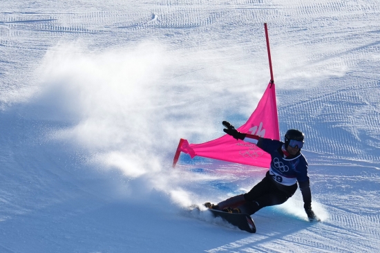 김상겸이 8일 이탈리아 리비뇨 스노파크에서 열리는 2026 밀라노·코르티나담페초 동계올림픽 스노보드 남자 평행대회전에 예선에서 질주하고 있다. 연합뉴스