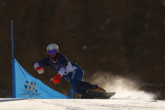 조완희가 8일 이탈리아 리비뇨 스노파크에서 열리는 2026 밀라노·코르티나담페초 동계올림픽 스노보드 남자 평행대회전에 예선에서 질주하고 있다. 연합뉴스