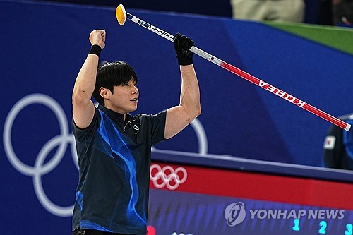 개막 후 내리 5경기를 내주며 벼랑 끝에 몰렸던 한국 컬링 믹스더블 대표팀이 값진 2연승을 달리며 자존심 회복에 나섰다. 김선영(강릉시청)-정영석(강원도청) 조는 8일(한국시간) 이탈리아 코르티나담페초의 코르티나 컬링 올림픽 스타디움에서 열린 2026 밀라노·코르티나담페초 동계올림픽 컬링 믹스더블 라운드로빈 7차전에서 에스토니아의 마리에 칼드베-하리 릴 조를 9-3으로 완파했다. 연합뉴스