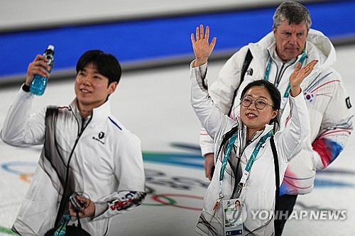 개막 후 내리 5경기를 내주며 벼랑 끝에 몰렸던 한국 컬링 믹스더블 대표팀이 값진 2연승을 달리며 자존심 회복에 나섰다. 김선영(강릉시청)-정영석(강원도청) 조는 8일(한국시간) 이탈리아 코르티나담페초의 코르티나 컬링 올림픽 스타디움에서 열린 2026 밀라노·코르티나담페초 동계올림픽 컬링 믹스더블 라운드로빈 7차전에서 에스토니아의 마리에 칼드베-하리 릴 조를 9-3으로 완파했다. 연합뉴스