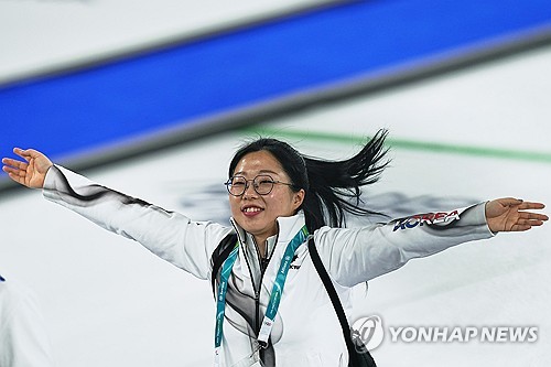 개막 후 내리 5경기를 내주며 벼랑 끝에 몰렸던 한국 컬링 믹스더블 대표팀이 값진 2연승을 달리며 자존심 회복에 나섰다. 김선영(강릉시청)-정영석(강원도청) 조는 8일(한국시간) 이탈리아 코르티나담페초의 코르티나 컬링 올림픽 스타디움에서 열린 2026 밀라노·코르티나담페초 동계올림픽 컬링 믹스더블 라운드로빈 7차전에서 에스토니아의 마리에 칼드베-하리 릴 조를 9-3으로 완파했다. 연합뉴스