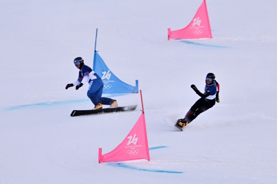 김상겸이 8일 이탈리아 리비뇨 스노파크에서 열린 2026 밀라노-코르티나 동계올림픽 스노보드 남자 평행대회전 예선에서 질주하고 있다. 연합뉴스