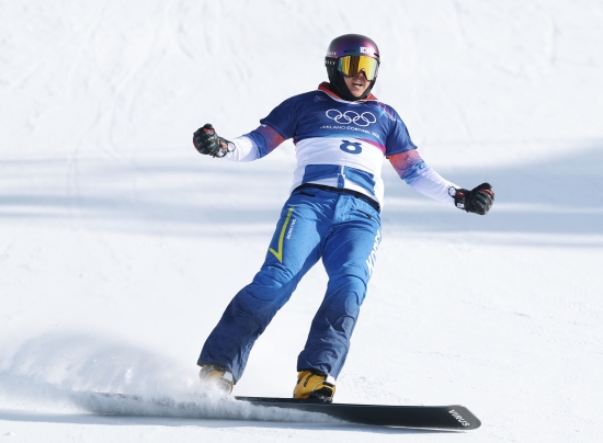 37세 베테랑 김상겸이 2026 밀라노·코르티나 동계올림픽에서 한국 선수단에 첫 메달을 안겼다. 김상겸은 8일 이탈리아 리비뇨 스노파크에서 열린 2026 밀라노·코르티나 동계올림픽 스노보드 남자 평행대회전 결승에서 벤자민 카를(오스트리아)에 0.19초 차로 패하면서 은메달을 목에 걸었다. 김상겸은 예선에서 8위를 차지했다. 8강에서 세계 최강이자 예선 1위 롤란드 피슈날러(이탈리아)를 누르는 이변을 쓰는 등 승승장구한 끝에 결승에 올랐고 2위를 차지했다. 김상겸의 은메달은 1948 런던 올림픽 역도 김성집이 따낸 동메달부터 시작해 한국 올림픽사 400번째 메달이다. 연합뉴스