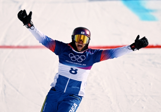 37세 베테랑 김상겸이 2026 밀라노·코르티나 동계올림픽에서 한국 선수단에 첫 메달을 안겼다. 김상겸은 8일 이탈리아 리비뇨 스노파크에서 열린 2026 밀라노·코르티나 동계올림픽 스노보드 남자 평행대회전 결승에서 벤자민 카를(오스트리아)에 0.19초 차로 패하면서 은메달을 목에 걸었다. 김상겸은 예선에서 8위를 차지했다. 8강에서 세계 최강이자 예선 1위 롤란드 피슈날러(이탈리아)를 누르는 이변을 쓰는 등 승승장구한 끝에 결승에 올랐고 2위를 차지했다. 김상겸의 은메달은 1948 런던 올림픽 역도 김성집이 따낸 동메달부터 시작해 한국 올림픽사 400번째 메달이다. 연합뉴스