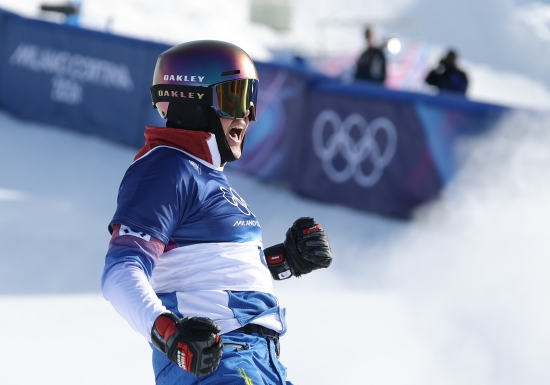 37세 베테랑 김상겸이 2026 밀라노·코르티나 동계올림픽에서 한국 선수단에 첫 메달을 안겼다. 김상겸은 8일 이탈리아 리비뇨 스노파크에서 열린 2026 밀라노·코르티나 동계올림픽 스노보드 남자 평행대회전 결승에서 벤자민 카를(오스트리아)에 0.19초 차로 패하면서 은메달을 목에 걸었다. 김상겸은 예선에서 8위를 차지했다. 8강에서 세계 최강이자 예선 1위 롤란드 피슈날러(이탈리아)를 누르는 이변을 쓰는 등 승승장구한 끝에 결승에 올랐고 2위를 차지했다. 김상겸의 은메달은 1948 런던 올림픽 역도 김성집이 따낸 동메달부터 시작해 한국 올림픽사 400번째 메달이다. 연합뉴스