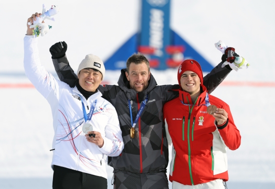 37세 베테랑 김상겸이 2026 밀라노·코르티나 동계올림픽에서 한국 선수단에 첫 메달을 안겼다. 김상겸은 8일 이탈리아 리비뇨 스노파크에서 열린 2026 밀라노·코르티나 동계올림픽 스노보드 남자 평행대회전 결승에서 벤자민 카를(오스트리아)에 0.19초 차로 패하면서 은메달을 목에 걸었다. 김상겸은 예선에서 8위를 차지했다. 8강에서 세계 최강이자 예선 1위 롤란드 피슈날러(이탈리아)를 누르는 이변을 쓰는 등 승승장구한 끝에 결승에 올랐고 2위를 차지했다. 김상겸의 은메달은 1948 런던 올림픽 역도 김성집이 따낸 동메달부터 시작해 한국 올림픽사 400번째 메달이다. 연합뉴스