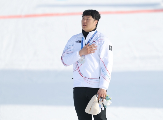 37세 베테랑 김상겸이 2026 밀라노·코르티나 동계올림픽에서 한국 선수단에 첫 메달을 안겼다. 김상겸은 8일 이탈리아 리비뇨 스노파크에서 열린 2026 밀라노·코르티나 동계올림픽 스노보드 남자 평행대회전 결승에서 벤자민 카를(오스트리아)에 0.19초 차로 패하면서 은메달을 목에 걸었다. 김상겸은 예선에서 8위를 차지했다. 8강에서 세계 최강이자 예선 1위 롤란드 피슈날러(이탈리아)를 누르는 이변을 쓰는 등 승승장구한 끝에 결승에 올랐고 2위를 차지했다. 김상겸의 은메달은 1948 런던 올림픽 역도 김성집이 따낸 동메달부터 시작해 한국 올림픽사 400번째 메달이다. 연합뉴스