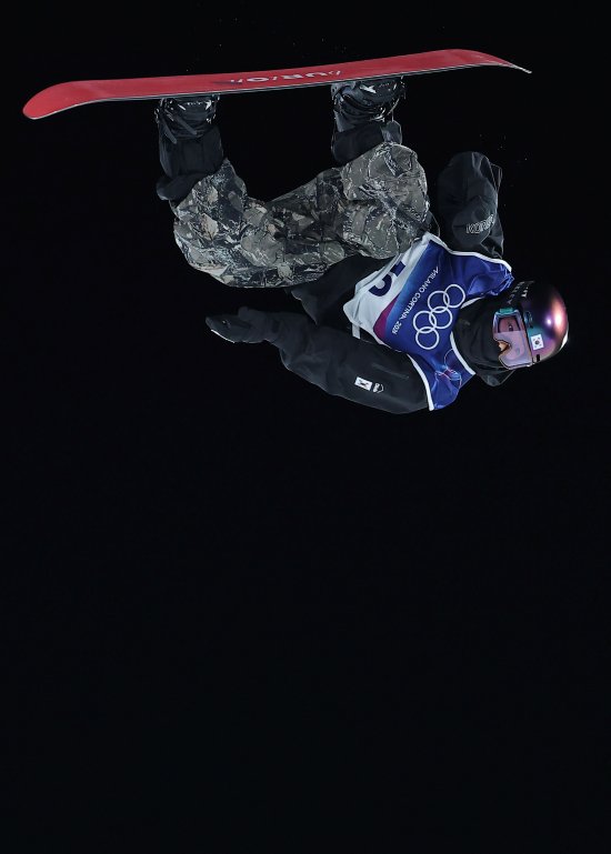 대한민국 여자 스노보드 기대주 유승은(성복고)은 9일(한국시간) 이탈리아 리비뇨 스노우 파크에서 열린 2026 밀라노·코르티나담페초 동계올림픽 스노보드 여자 빅에어 예선에서 합계 166.50점을 받아 29명 중 4위에 올라 결선행에 성공했다. 유승은은 이날 한국 여자 스노보드 최초로 빅에어 종목에 출전했다. 유승은은 이날 예선에서 성적이 가장 좋은 상위 12인에 포함돼 오는 10일 오전 2시30분 같은 장소에서 열리는 결선에 출전할 수 있게 됐다. 연합뉴스