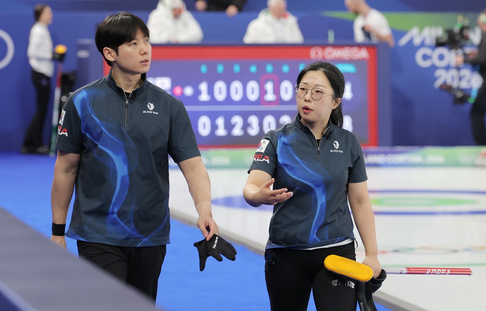 컬링 믹스더블의 김선영(오른쪽)-정영석 조가 2026 밀라노·코르티나담페초 동계 올림픽 라운드로빈 8차전에서 캐나다의 조슬린 피터먼-브렛 갤런트 조를 9-5로 꺾고 5연패 뒤 3연승을 질주했다. 사진 연합뉴스