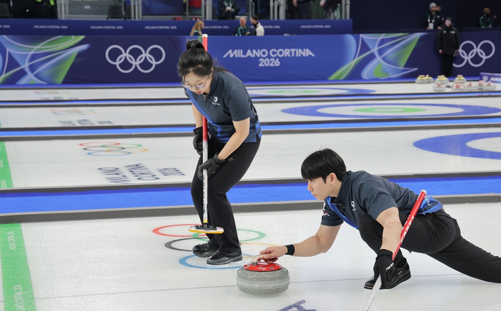 컬링 믹스더블의 김선영(왼쪽)-정영석 조가 2026 밀라노·코르티나담페초 동계 올림픽 라운드로빈 8차전에서 캐나다의 조슬린 피터먼-브렛 갤런트 조를 9-5로 꺾고 5연패 뒤 3연승을 질주했다. 사진 연합뉴스