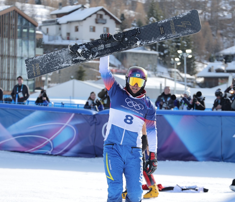 김상겸이 9일(한국시간) 이탈리아 리비뇨 스노 파크에서 열린 2026 밀라노·코르티나담페초 동계 올림픽 스노보드 남자 평행대회전에서 은메달을 획득, 대한민국 선수단의 이번 대회 첫 메달의 주인공이 됐다. 아울러 한국 동하계 올림픽 통산 400번째 메달을 손에 넣었다. 사진 연합뉴스