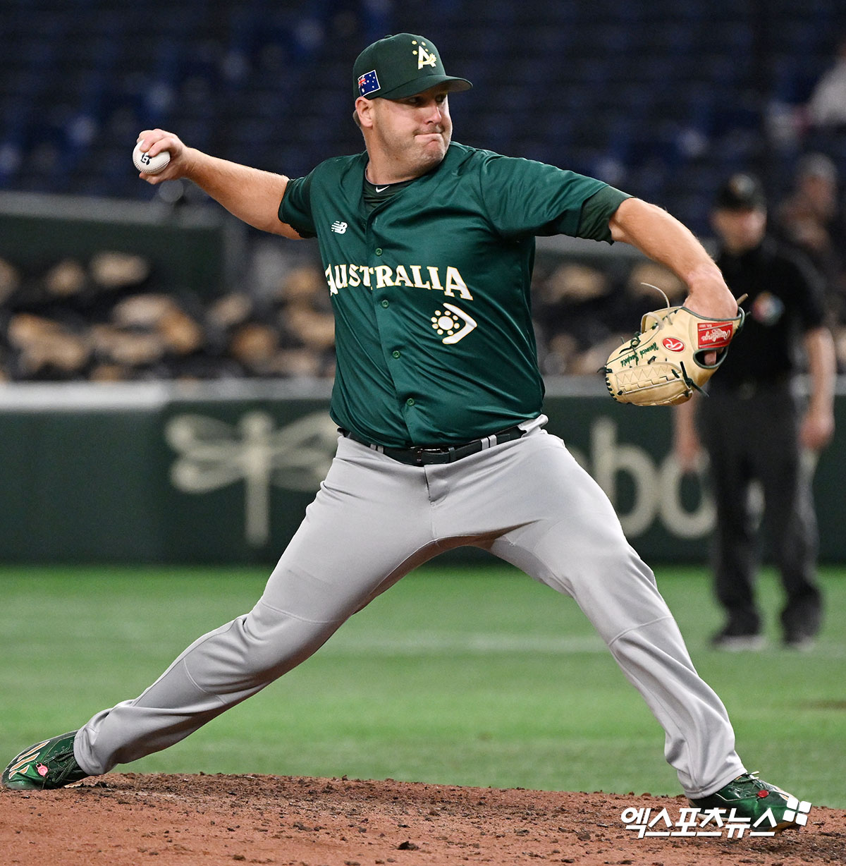 과거 한화 이글스에서 활약했던 외국인 투수 워윅 서폴드가 이번 2026 월드베이스볼클래식(WBC)에서도 호주 대표팀 최종 명단에 합류했다. 그는 지난 2023 WBC 본선 1라운드에서 호주가 한국을 8-7로 꺾는 이변을 연출할 때, 그는 호주의 5번째 투수로 구원 등판해 ⅔이닝 2피안타 1탈삼진 무실점을 기록하며 홀드를 챙겼다. 최근엔 2024 프리미어12에서 B조 예선 도미니카공화국전에 선발 등판해 3이닝 1탈삼진 노히트 피칭을 선보이기도 했다. 엑스포츠뉴스 DB