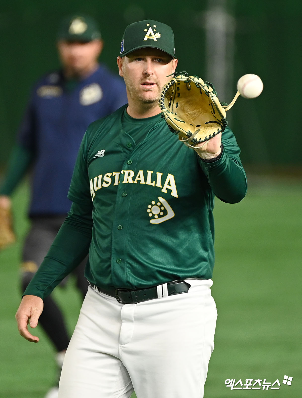 과거 한화 이글스에서 활약했던 외국인 투수 워윅 서폴드가 이번 2026 월드베이스볼클래식(WBC)에서도 호주 대표팀 최종 명단에 합류했다. 그는 지난 2023 WBC 본선 1라운드에서 호주가 한국을 8-7로 꺾는 이변을 연출할 때, 그는 호주의 5번째 투수로 구원 등판해 ⅔이닝 2피안타 1탈삼진 무실점을 기록하며 홀드를 챙겼다. 최근엔 2024 프리미어12에서 B조 예선 도미니카공화국전에 선발 등판해 3이닝 1탈삼진 노히트 피칭을 선보이기도 했다. 엑스포츠뉴스 DB