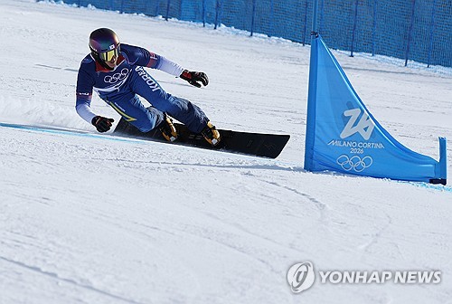 37세의 나이에 올림픽 은메달이라는 기적을 쓴 김상겸이 영광의 메달을 목에 걸고 그리던 가족의 품으로 돌아온다. 김상겸은 8일 이탈리아 리비뇨 스노파크에서 열린 2026 밀라노·코르티나담페초 동계올림픽 스노보드 남자 평행대회전 결승에서 0.19초 차이로 준우승을 차지하며 은메달을 획득했다. 김상겸은 이후 인터뷰에서 30대 후반 나이까지 운동하는 자신을 뒷바라지하는 아내에 대한 존경을 표시했다. 김상겸은 10일 귀국해 아내 등 가족들을 만난다. 연합뉴스