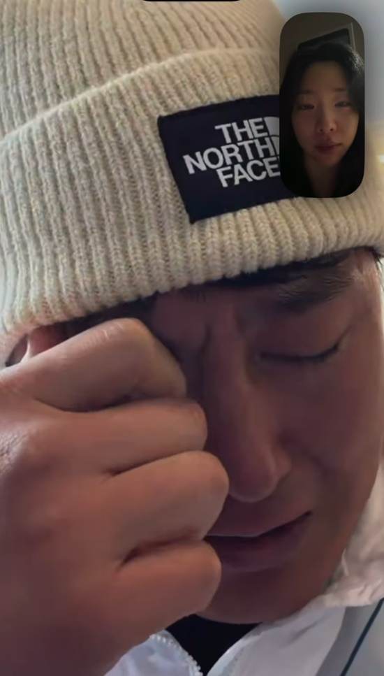 37세의 나이에 올림픽 은메달이라는 기적을 쓴 김상겸이 영광의 메달을 목에 걸고 그리던 가족의 품으로 돌아온다. 김상겸은 8일 이탈리아 리비뇨 스노파크에서 열린 2026 밀라노·코르티나담페초 동계올림픽 스노보드 남자 평행대회전 결승에서 0.19초 차이로 준우승을 차지하며 은메달을 획득했다. 김상겸은 이후 인터뷰에서 30대 후반 나이까지 운동하는 자신을 뒷바라지하는 아내에 대한 존경을 표시했다. 김상겸은 10일 귀국해 아내 등 가족들을 만난다. 김상겸 SNS