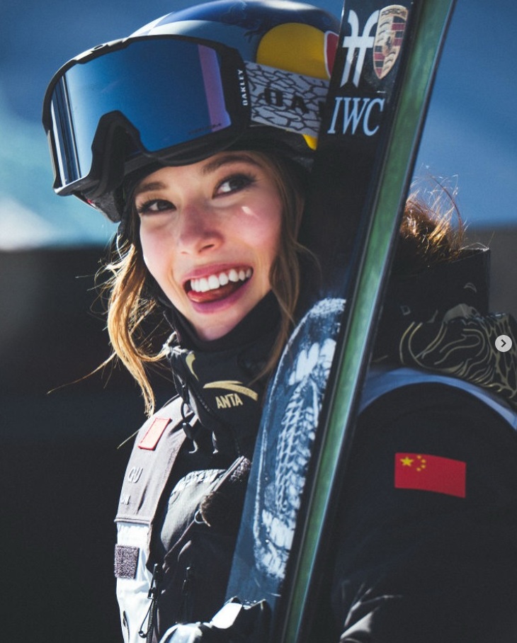 중국의 미녀 스키 스타 구아이링은 9일 이탈리아 리비뇨 스노파크에서 열린 대회 프리스타일 스키 여자 슬로프스타일 결승에서 86.58점을 기록, 86.96점을 찍은 2022 베이징 올림픽 대회 금메달리스트 마틸데 그레몽(스위스)에 불과 0.38점 뒤져 은메달을 획득했다. 구아이링은 4년 전에도 베이징 올림픽에서 그레몽에 뒤져 같은 종목 은메달을 딴 적이 있었다. 구아이링은 베이징 대회에서 금메달을 따냈던 빅에어와 하프파이프 등 프리스타일 스키 두 종목에 추가 출전한다. SNS