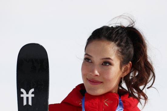 중국의 미녀 스키 스타 구아이링은 9일 이탈리아 리비뇨 스노파크에서 열린 대회 프리스타일 스키 여자 슬로프스타일 결승에서 86.58점을 기록, 86.96점을 찍은 2022 베이징 올림픽 대회 금메달리스트 마틸데 그레몽(스위스)에 불과 0.38점 뒤져 은메달을 획득했다. 구아이링은 4년 전에도 베이징 올림픽에서 그레몽에 뒤져 같은 종목 은메달을 딴 적이 있었다. 구아이링은 베이징 대회에서 금메달을 따냈던 빅에어와 하프파이프 등 프리스타일 스키 두 종목에 추가 출전한다. 연합뉴스