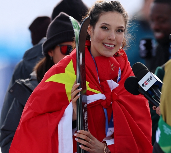 중국의 미녀 스키 스타 구아이링은 9일 이탈리아 리비뇨 스노파크에서 열린 대회 프리스타일 스키 여자 슬로프스타일 결승에서 86.58점을 기록, 86.96점을 찍은 2022 베이징 올림픽 대회 금메달리스트 마틸데 그레몽(스위스)에 불과 0.38점 뒤져 은메달을 획득했다. 구아이링은 4년 전에도 베이징 올림픽에서 그레몽에 뒤져 같은 종목 은메달을 딴 적이 있었다. 구아이링은 베이징 대회에서 금메달을 따냈던 빅에어와 하프파이프 등 프리스타일 스키 두 종목에 추가 출전한다. 연합뉴스