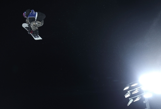 고교생 보더 유승은(성북고)이 처음 도전한 올림픽에서 한국 동계스포츠사를 갈아치웠다. 한국 설상종목에서 최초로 올림픽 메달을 딴 여자 선수가 됐다. 유승은은 10일 이탈리아 리비뇨 스노파크에서 열린 2026 밀라노-코르티나담페초 동계올림픽 스노보드 여자 빅에어 결승에서 171.00점을 기록하며 3위에 올라 동메달을 거머쥐었다. 금메달은 179.00점을 얻은 일본 대표 무라세 고코모가 차지했다. 4년 전 동메달을 땄던 무라세는 두 계단 올라섰다. 지난 대회 은메달을 땄던 조이 사도스키-시놋(뉴질랜드)이 172.25점으로 이번에도 같은 색 메달을 땄다. 유승은은 한국 설상종목 최초로 올림픽 메달을 딴 여자 선수가 됐다. 연합뉴스