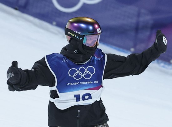 고교생 보더 유승은(성북고)이 처음 도전한 올림픽에서 한국 동계스포츠사를 갈아치웠다. 한국 설상종목에서 최초로 올림픽 메달을 딴 여자 선수가 됐다. 유승은은 10일 이탈리아 리비뇨 스노파크에서 열린 2026 밀라노-코르티나담페초 동계올림픽 스노보드 여자 빅에어 결승에서 171.00점을 기록하며 3위에 올라 동메달을 거머쥐었다. 금메달은 179.00점을 얻은 일본 대표 무라세 고코모가 차지했다. 4년 전 동메달을 땄던 무라세는 두 계단 올라섰다. 지난 대회 은메달을 땄던 조이 사도스키-시놋(뉴질랜드)이 172.25점으로 이번에도 같은 색 메달을 땄다. 유승은은 한국 설상종목 최초로 올림픽 메달을 딴 여자 선수가 됐다. 연합뉴스
