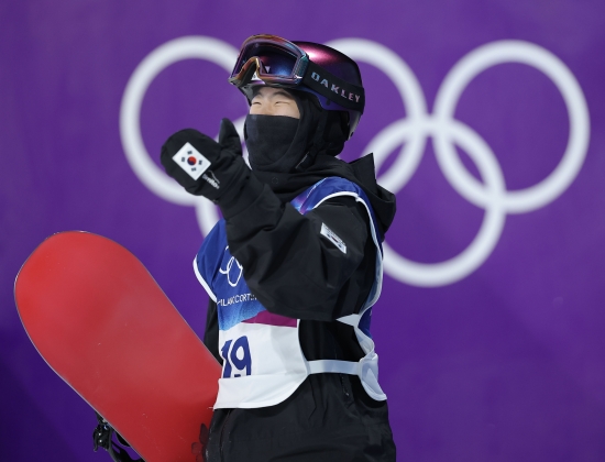 고교생 보더 유승은(성북고)이 처음 도전한 올림픽에서 한국 동계스포츠사를 갈아치웠다. 한국 설상종목에서 최초로 올림픽 메달을 딴 여자 선수가 됐다. 유승은은 10일 이탈리아 리비뇨 스노파크에서 열린 2026 밀라노-코르티나담페초 동계올림픽 스노보드 여자 빅에어 결승에서 171.00점을 기록하며 3위에 올라 동메달을 거머쥐었다. 금메달은 179.00점을 얻은 일본 대표 무라세 고코모가 차지했다. 4년 전 동메달을 땄던 무라세는 두 계단 올라섰다. 지난 대회 은메달을 땄던 조이 사도스키-시놋(뉴질랜드)이 172.25점으로 이번에도 같은 색 메달을 땄다. 유승은은 한국 설상종목 최초로 올림픽 메달을 딴 여자 선수가 됐다. 연합뉴스