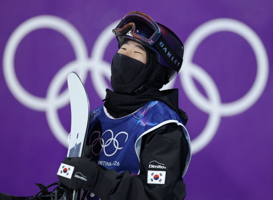 유승은(성복고)은 10일(한국시간) 이탈리아 리비뇨 스노우 파크에서 열린 2026 밀라노·코르티나담페초 동계올림픽 스노보드 여자 빅에어 결선에서 171.00점을 받아 3위에 올랐다. 한국 여자 스노보드 최초로 빅에어 종목에 출전한 유승은은 최초 입상까지 성공했다. 한국 여자 선수가 올림픽 설상 종목에서 메달을 따낸 건 이번이 처음이며, 김상겸의 스노보드 남자 평행대회전 은메달에 이어 유승은의 동메달로 한국은 처음으로 동계올림픽 단일 대회 설상 종목에서 복수의 메달을 따냈다. 연합뉴스