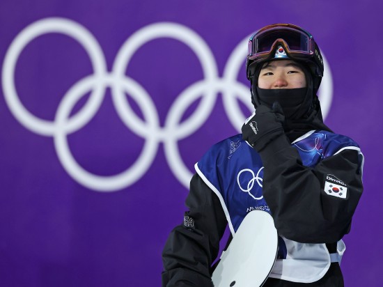 유승은(성복고)은 10일(한국시간) 이탈리아 리비뇨 스노우 파크에서 열린 2026 밀라노·코르티나담페초 동계올림픽 스노보드 여자 빅에어 결선에서 171.00점을 받아 3위에 올랐다. 한국 여자 스노보드 최초로 빅에어 종목에 출전한 유승은은 최초 입상까지 성공했다. 한국 여자 선수가 올림픽 설상 종목에서 메달을 따낸 건 이번이 처음이며, 김상겸의 스노보드 남자 평행대회전 은메달에 이어 유승은의 동메달로 한국은 처음으로 동계올림픽 단일 대회 설상 종목에서 복수의 메달을 따냈다. 연합뉴스