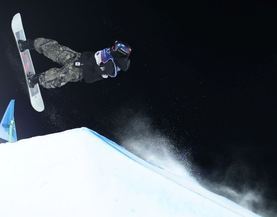 유승은(성복고)은 10일(한국시간) 이탈리아 리비뇨 스노우 파크에서 열린 2026 밀라노·코르티나담페초 동계올림픽 스노보드 여자 빅에어 결선에서 171.00점을 받아 3위에 올랐다. 한국 여자 스노보드 최초로 빅에어 종목에 출전한 유승은은 최초 입상까지 성공했다. 한국 여자 선수가 올림픽 설상 종목에서 메달을 따낸 건 이번이 처음이며, 김상겸의 스노보드 남자 평행대회전 은메달에 이어 유승은의 동메달로 한국은 처음으로 동계올림픽 단일 대회 설상 종목에서 복수의 메달을 따냈다. 연합뉴스