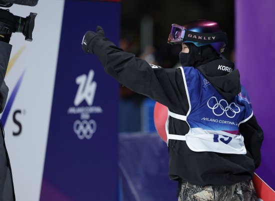 유승은(성복고)은 10일(한국시간) 이탈리아 리비뇨 스노우 파크에서 열린 2026 밀라노·코르티나담페초 동계올림픽 스노보드 여자 빅에어 결선에서 171.00점을 받아 3위에 올랐다. 한국 여자 스노보드 최초로 빅에어 종목에 출전한 유승은은 최초 입상까지 성공했다. 한국 여자 선수가 올림픽 설상 종목에서 메달을 따낸 건 이번이 처음이며, 김상겸의 스노보드 남자 평행대회전 은메달에 이어 유승은의 동메달로 한국은 처음으로 동계올림픽 단일 대회 설상 종목에서 복수의 메달을 따냈다. 연합뉴스