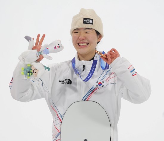 유승은(성복고)은 10일(한국시간) 이탈리아 리비뇨 스노우 파크에서 열린 2026 밀라노·코르티나담페초 동계올림픽 스노보드 여자 빅에어 결선에서 171.00점을 받아 3위에 올랐다. 한국 여자 스노보드 최초로 빅에어 종목에 출전한 유승은은 최초 입상까지 성공했다. 한국 여자 선수가 올림픽 설상 종목에서 메달을 따낸 건 이번이 처음이며, 김상겸의 스노보드 남자 평행대회전 은메달에 이어 유승은의 동메달로 한국은 처음으로 동계올림픽 단일 대회 설상 종목에서 복수의 메달을 따냈다. 연합뉴스