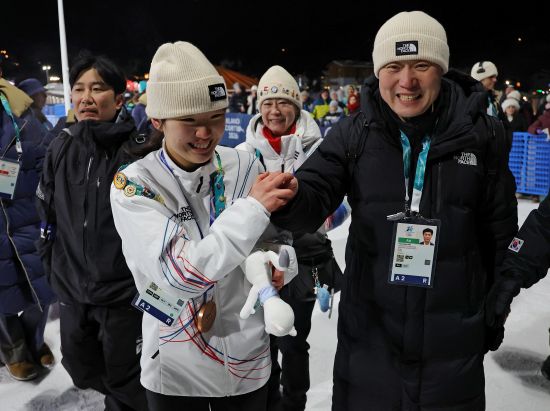 유승은(성복고)은 10일(한국시간) 이탈리아 리비뇨 스노우 파크에서 열린 2026 밀라노·코르티나담페초 동계올림픽 스노보드 여자 빅에어 결선에서 171.00점을 받아 3위에 올랐다. 한국 여자 스노보드 최초로 빅에어 종목에 출전한 유승은은 최초 입상까지 성공했다. 한국 여자 선수가 올림픽 설상 종목에서 메달을 따낸 건 이번이 처음이며, 김상겸의 스노보드 남자 평행대회전 은메달에 이어 유승은의 동메달로 한국은 처음으로 동계올림픽 단일 대회 설상 종목에서 복수의 메달을 따냈다. 연합뉴스