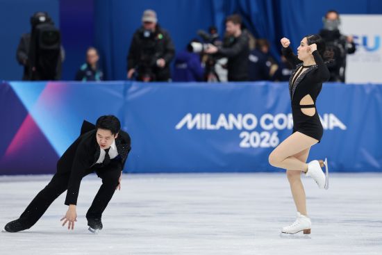 임해나-권예 조는 9일(현지시간) 이탈리아 밀라노 아이스스케이팅 아레나에서 열린 2026 밀라노·코르티나담페초 동계올림픽 피겨스케이팅 아이스댄스 리듬댄스에서 기술점수(TES) 34.28점, 예술점수(PCS) 30.41점, 합계 64.69점을 얻었다. 이날 권예는 첫 번째 과제에서 미끄러져 자세가 크게 흔들리는 실수를 범했다. 실수가 나와 높은 점수를 받지 못하면서 임해나-권예 조는 이날 리듬댄스에 출전한 23개 조 중 22위를 차지해 상위 20개조 안에 들지 못하면서 오는 11일에 열리는 프리댄스에 출전하지 못하게 됐다. 연합뉴스