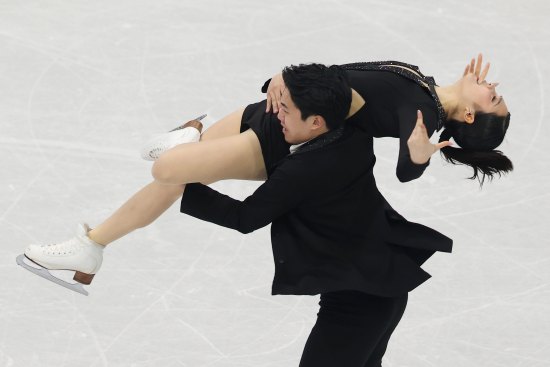 임해나-권예 조는 9일(현지시간) 이탈리아 밀라노 아이스스케이팅 아레나에서 열린 2026 밀라노·코르티나담페초 동계올림픽 피겨스케이팅 아이스댄스 리듬댄스에서 기술점수(TES) 34.28점, 예술점수(PCS) 30.41점, 합계 64.69점을 얻었다. 이날 권예는 첫 번째 과제에서 미끄러져 자세가 크게 흔들리는 실수를 범했다. 실수가 나와 높은 점수를 받지 못하면서 임해나-권예 조는 이날 리듬댄스에 출전한 23개 조 중 22위를 차지해 상위 20개조 안에 들지 못하면서 오는 11일에 열리는 프리댄스에 출전하지 못하게 됐다. 연합뉴스